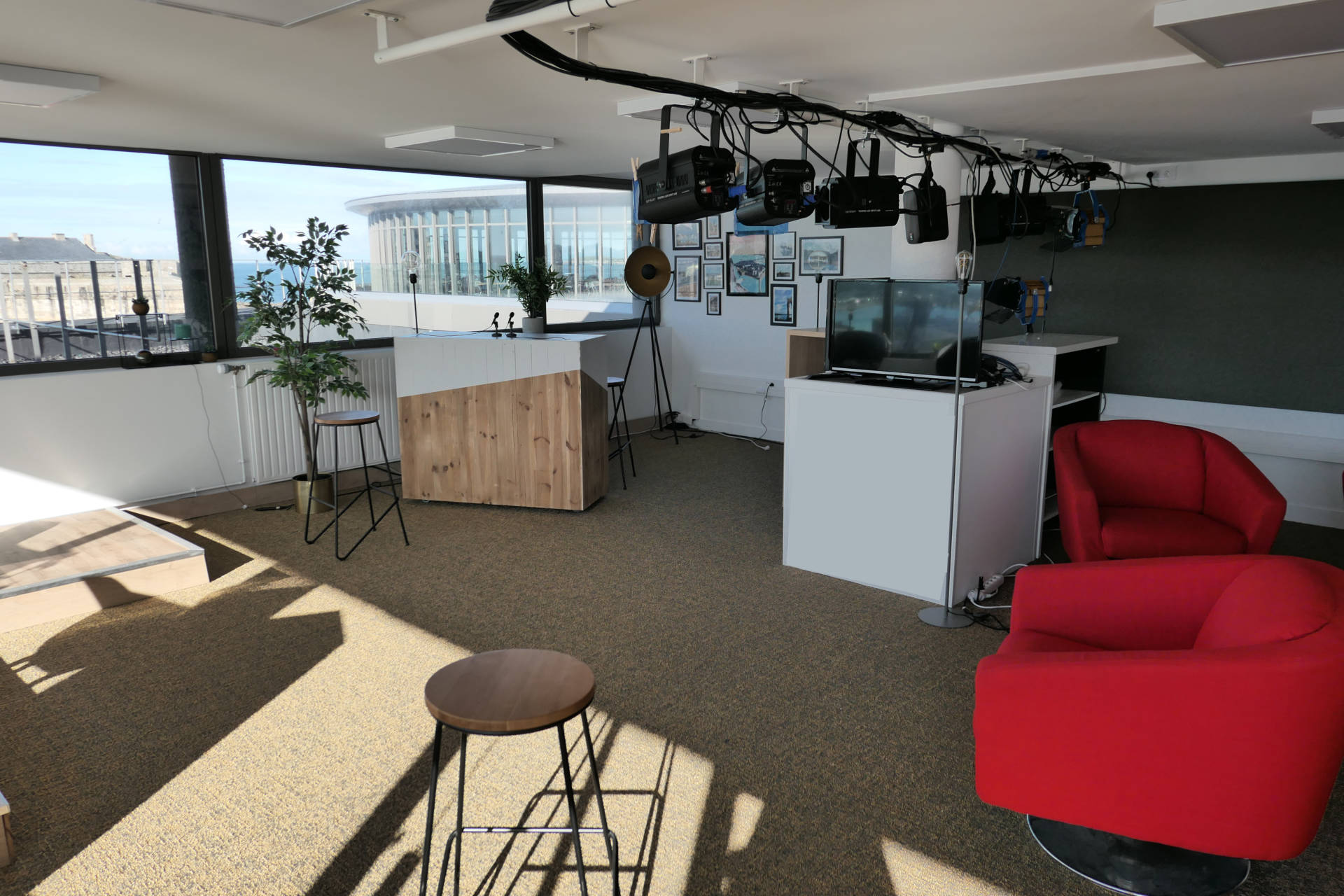 1 studio dédié et pré-équipé