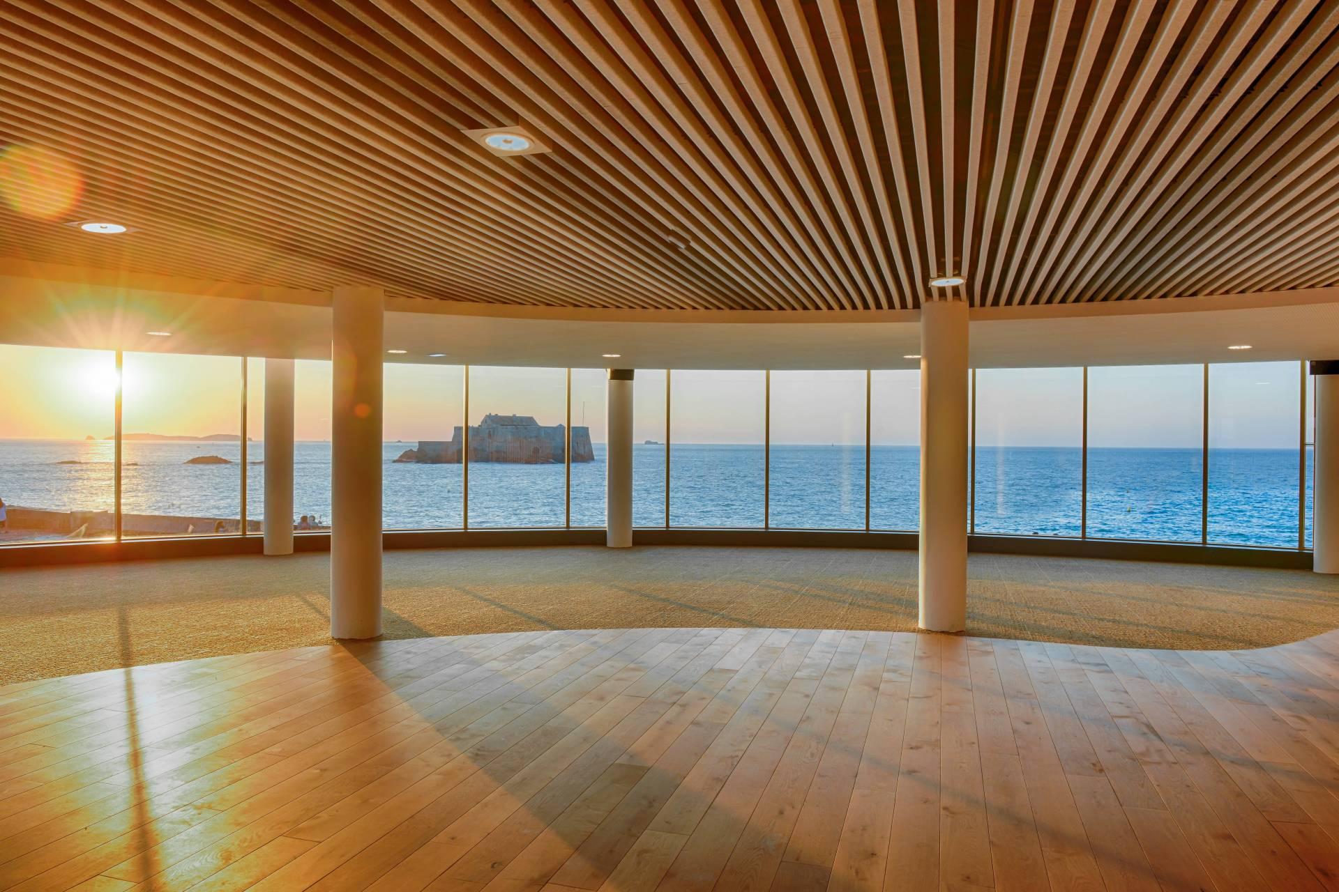 UNE
VUE IMPRENABLE SUR LA MER